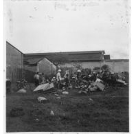 Lors d'un incendie déclenché par le Viet Minh à Khanh Hoi, la population tente de protéger ses biens. [description provisoire]