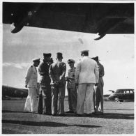 De retour de la conférence de Dalat, à l'aéroport de Tan Son Nhut, l'amiral Thierry d'Argenlieu discute avec les autorités civiles et militaires. [description provisoire]