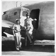 De retour de la conférence de Dalat, l'amiral Thierry d'Argenlieu arrive à l'aéroport de Tan Son Nhut à bord d'un avion de type Lokheed Electra. [description provisoire]