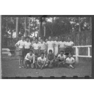 Au Cercle sportif saigonnais, portraits de groupe de plusieurs équipes de footballeurs participant à un championnat interarmées. [description provisoire]