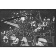 Les spectateurs assistent aux matchs inter-armée de rugby et de football, qui se déroulent au Cercle sportif saigonnais. [description provisoire]