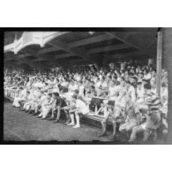 Les spectateurs assistent aux matchs inter-armée de rugby et de football, qui se déroulent au Cercle sportif saigonnais. [description provisoire]