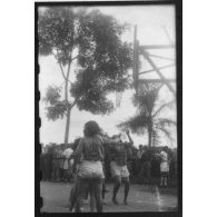 A Saigon, un match de basket-ball oppose des membres féminins d'une unité de transmission et des élément de l'AFAT (Auxiliaires Féminins de l'Armée de Terre). [description provisoire]