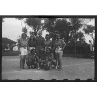 A Saigon, un match de basket-ball oppose des membres féminins d'une unité de transmission et des élément de l'AFAT (Auxiliaires Féminins de l'Armée de Terre). [description provisoire]