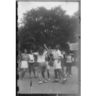 A Saigon, un match de basket-ball oppose des membres féminins d'une unité de transmission et des élément de l'AFAT (Auxiliaires Féminins de l'Armée de Terre). [description provisoire]