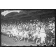 Les spectateurs assistent aux matchs inter-armée de rugby et de football, qui se déroulent au Cercle sportif saigonnais. [description provisoire]