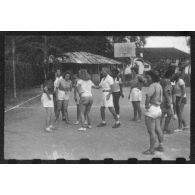 A Saigon, un match de basket-ball oppose des membres féminins d'une unité de transmission et des élément de l'AFAT (Auxiliaires Féminins de l'Armée de Terre). [description provisoire]