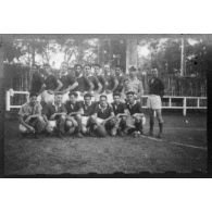 Au Cercle sportif saigonnais, portraits de groupe de plusieurs équipes de joueurs de rugby participant à un championnat interarmées. [description provisoire]