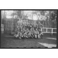 Au Cercle sportif saigonnais, portraits de groupe de plusieurs équipes de joueurs de rugby participant à un championnat interarmées. [description provisoire]