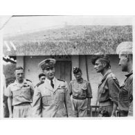 Lors de sa tournée officielle dans la province de Thu Dau Mot, l'amiral Thierry d'Argnenlieu visite un poste militaire. [description provisoire]