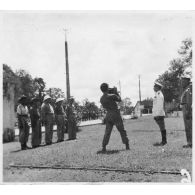 Lors d'une tournée officielle dans la ville de Thu Dau Mot, l'amiral Thierry d'Argenlieu décore plusieurs hommes. [description provisoire]