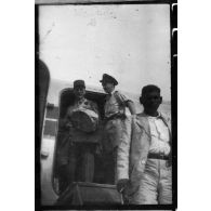 A l'aéroport de Bien Hoa, l'avion qui doit ramener Jean Cédile en métropole s'apprête à décoller. [description provisoire]