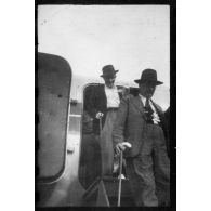 A l'aéroport de Bien Hoa, l'avion qui doit ramener Jean Cédile en métropole s'apprête à décoller. [description provisoire]