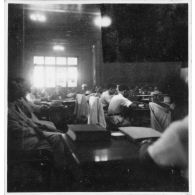Une séance du Conseil consultatif de Cochinchine tenue dans l'Hôtel de Ville de Saigon. [description provisoire]
