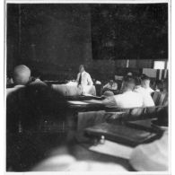 Une séance du Conseil consultatif de Cochinchine tenue dans l'Hôtel de Ville de Saigon. [description provisoire]