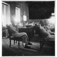 Une séance du Conseil consultatif de Cochinchine tenue dans l'Hôtel de Ville de Saigon. [description provisoire]