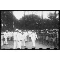 Le jour de la fête des morts, les autorités se recueillent devant un monument dédié aux soldats morts pour la France. [description provisoire]
