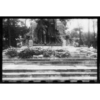 Le jour de la fête des morts, les autorités se recueillent devant un monument dédié aux soldats morts pour la France. [description provisoire]