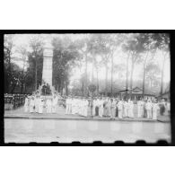 Le jour de la fête des morts, les autorités se recueillent devant un monument dédié aux soldats morts pour la France. [description provisoire]