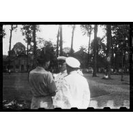 Le jour de la fête des morts, les autorités se recueillent devant un monument dédié aux soldats morts pour la France. [description provisoire]