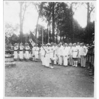 Le jour de la fête des morts, les autorités se recueillent devant un monument dédié aux soldats morts pour la France. [description provisoire]
