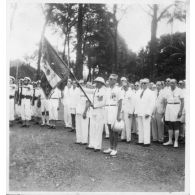 Le jour de la fête des morts, les autorités se recueillent devant un monument dédié aux soldats morts pour la France. [description provisoire]