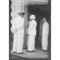 Après avoir assisté au discours de l'amiral Thierry d'Argenlieu, les représentants de l'autorité quittent l'Hôtel de Ville de Saigon. [description provisoire]