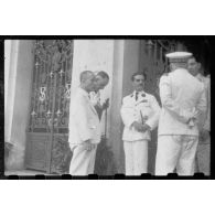 Après avoir assisté au discours de l'amiral Thierry d'Argenlieu, les représentants de l'autorité quittent l'Hôtel de Ville de Saigon. [description provisoire]