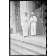 Après avoir assisté au discours de l'amiral Thierry d'Argenlieu, les représentants de l'autorité quittent l'Hôtel de Ville de Saigon. [description provisoire]