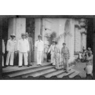 Après avoir assisté au discours de l'amiral Thierry d'Argenlieu, les représentants de l'autorité quittent l'Hôtel de Ville de Saigon. [description provisoire]