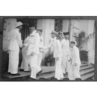 Plusieurs représentants de l'autorité se rendent à l'Hôtel de Ville de Saigon pour assister au discours de l'amiral Thierry d'Argenlieu. [description provisoire]