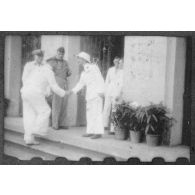 Plusieurs représentants de l'autorité se rendent à l'Hôtel de Ville de Saigon pour assister au discours de l'amiral Thierry d'Argenlieu. [description provisoire]