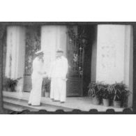 Après avoir assisté au discours de l'amiral Thierry d'Argenlieu, les représentants de l'autorité quittent l'Hôtel de Ville de Saigon. [description provisoire]