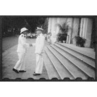 Plusieurs représentants de l'autorité se rendent à l'Hôtel de Ville de Saigon pour assister au discours de l'amiral Thierry d'Argenlieu. [description provisoire]