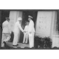 Plusieurs représentants de l'autorité se rendent à l'Hôtel de Ville de Saigon pour assister au discours de l'amiral Thierry d'Argenlieu. [description provisoire]