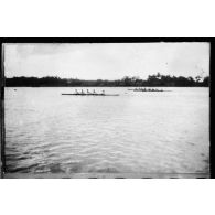 Dans le port de Saigon, plusieurs équipes s'affrontent au cours de régates.<br> [description provisoire]