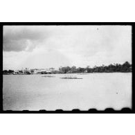 Dans le port de Saigon, plusieurs équipes s'affrontent au cours de régates.<br> [description provisoire]