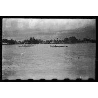 Dans le port de Saigon, plusieurs équipes s'affrontent au cours de régates.<br> [description provisoire]