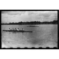 Dans le port de Saigon, plusieurs équipes s'affrontent au cours de régates.<br> [description provisoire]