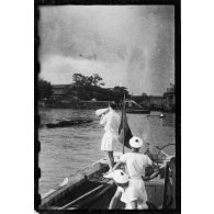 L'arbitre suit les régates organisées dans le port de Saigon. [description provisoire]