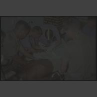 Intervention et opération chirurgicale sur un patient blessé à la main dans un dispensaire à Karama par les membres de l'antenne chirurgicale parachutiste (ACP).