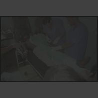 Intervention et opération chirurgicale sur un patient blessé à la main dans un dispensaire à Karama par les membres de l'antenne chirurgicale parachutiste (ACP).