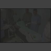 Intervention et opération chirurgicale sur un patient blessé à la main dans un dispensaire à Karama par les membres de l'antenne chirurgicale parachutiste (ACP).