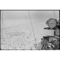Le Scharnhorst croise dans les glaces.