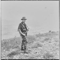 Portrait d'un militaire en face de Sidi Boubker.