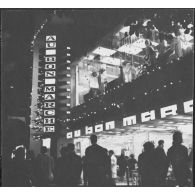 Alger. Noël. Devanture du magasin "Au bon marché".