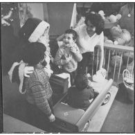 Alger. Noël. Des enfants avec le père noël.