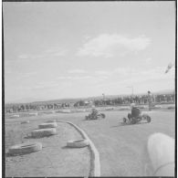Aïn Temouchent. Inauguration d'une piste de karting. Passage de karts dans un virage.