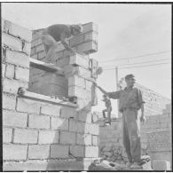 Aïn Temouchent. On procède à la finition des maisons, dans huit jours elles seront habitées.