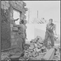Aïn Temouchent. On procède à la finition des maisons, dans huit jours elles seront habitées.